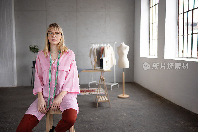 一个年轻的女企业家在时装工作室的肖像