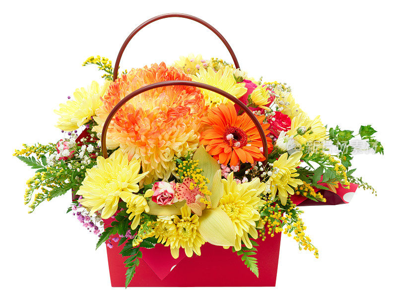 用紫菀、菊花和玫瑰做成的花篮，装在白色的红袋子里
