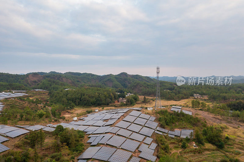 多云天气的太阳能发电厂