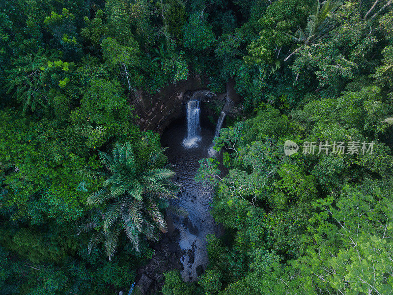 巴厘岛中部Tibumana双胞胎瀑布的鸟瞰图