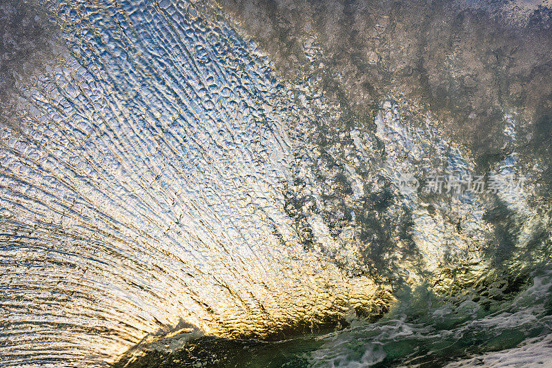 独特的海浪碰撞在清晨的金色光线中创造出图案