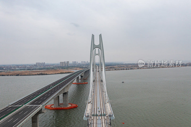 正在建设的跨海公路和跨海铁路