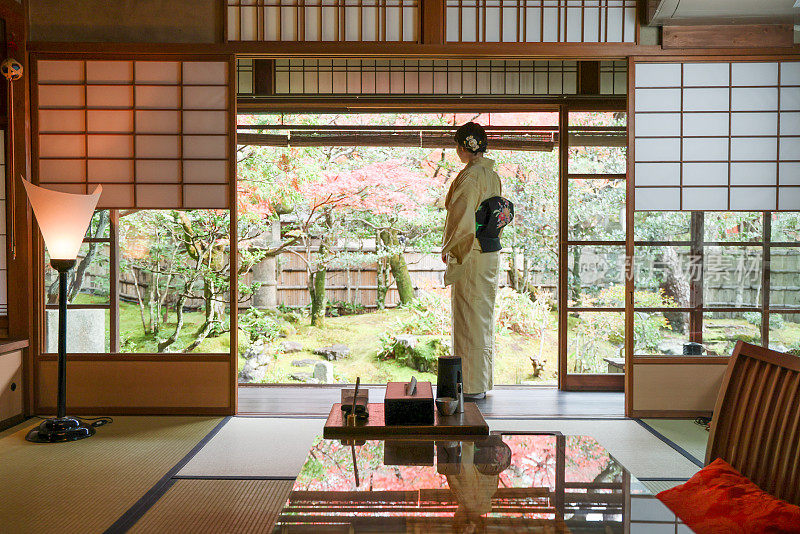 日本女士在传统日式旅馆的房间放松