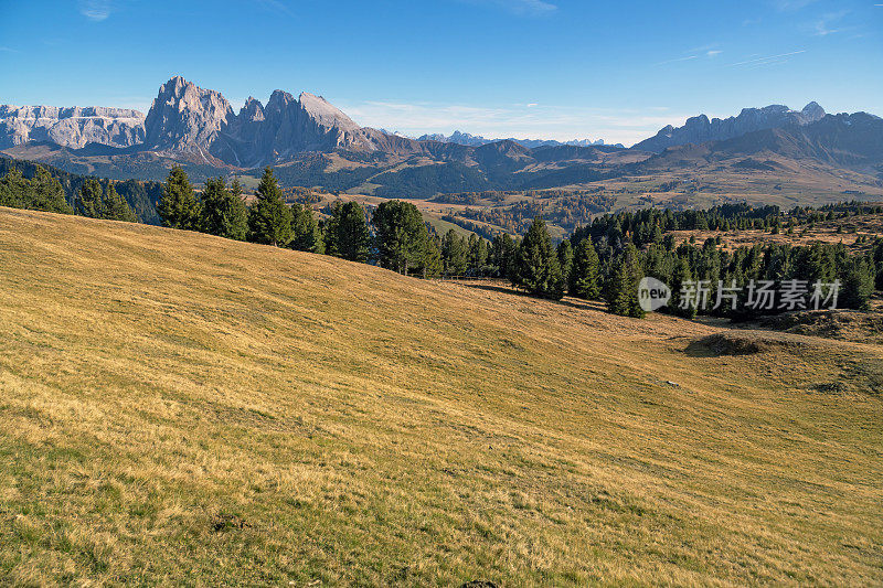 蓝天下的山景