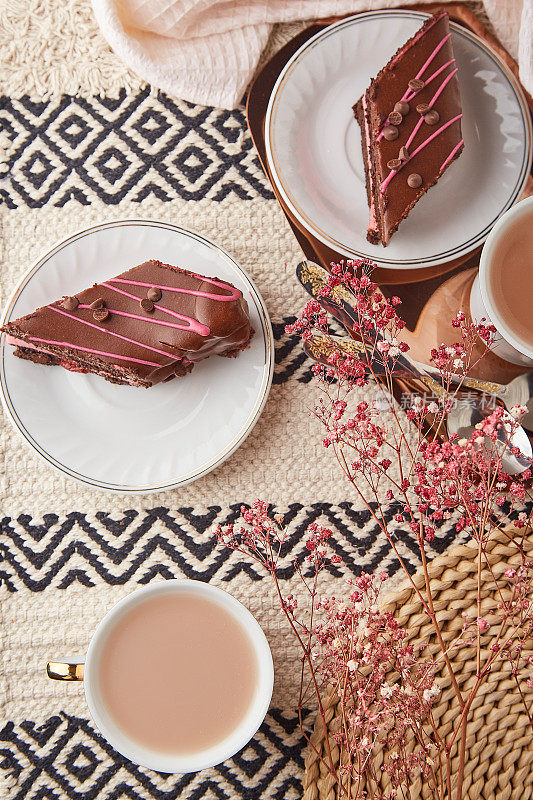 情人节的美学节日食物-菱形巧克力樱桃蛋糕块，装饰中的咖啡杯
