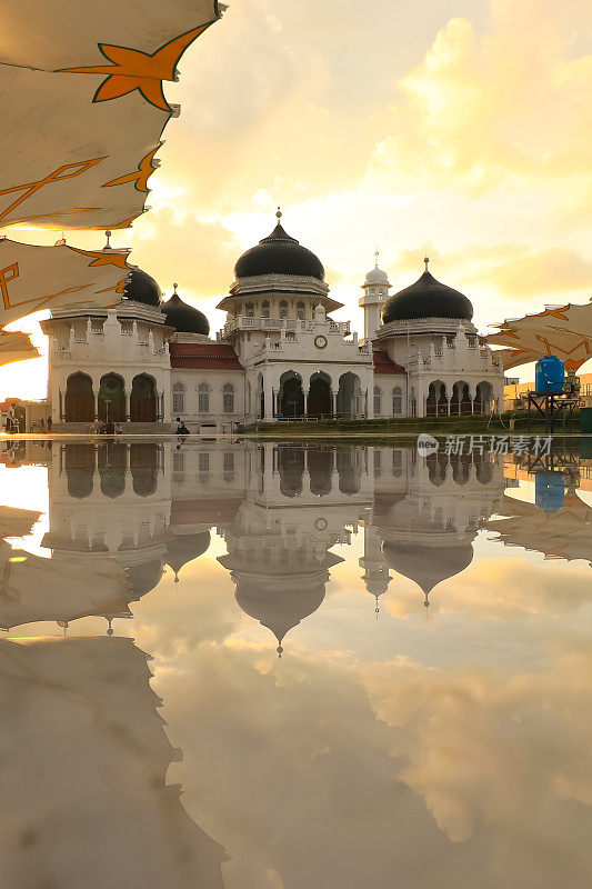 班达亚齐拜图拉曼大清真寺的美丽日落。