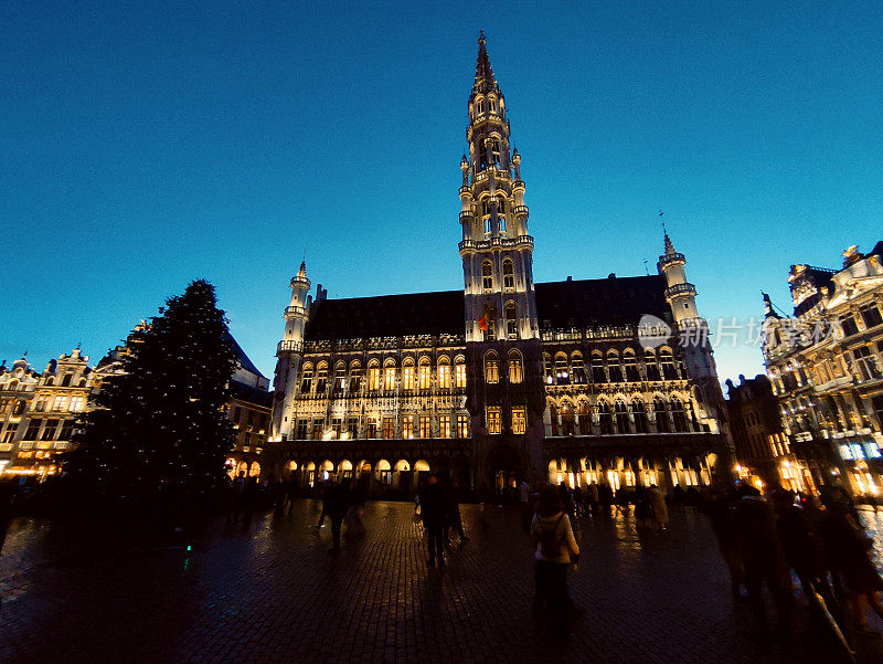 历史悠久的大广场和市政厅在日落时在比利时布鲁塞尔