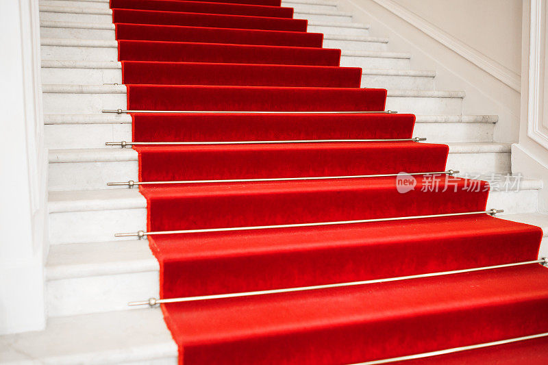 红地毯。楼梯