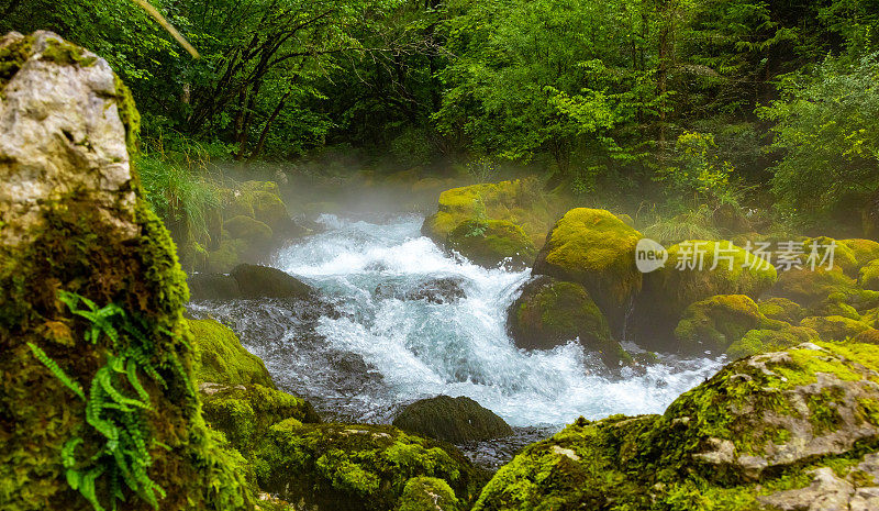 美丽的斯洛文尼亚索卡水道流淌在田园诗般的岩石上，水雾缭绕