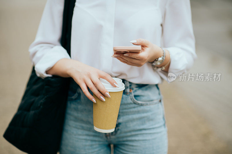 一个年轻女人去上班，在城市大街上