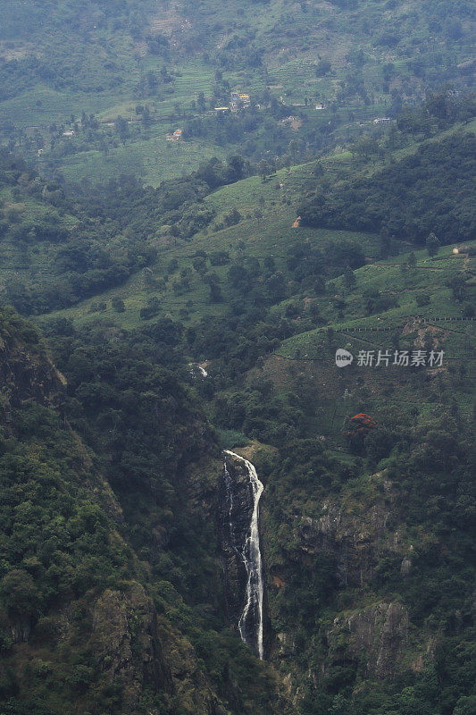 印度泰米尔纳德邦ooty山车站附近的decan高原，郁郁葱葱的nilgiri山和凯瑟琳瀑布的风景