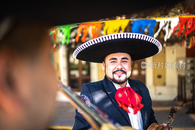 中年男子传统的墨西哥流浪歌手在户外说话