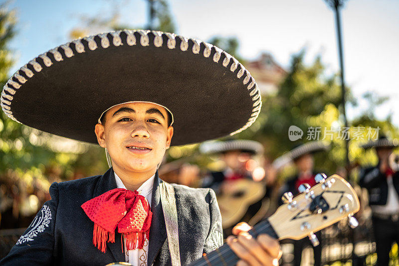 十几岁的男孩肖像传统的墨西哥流浪吉他手户外