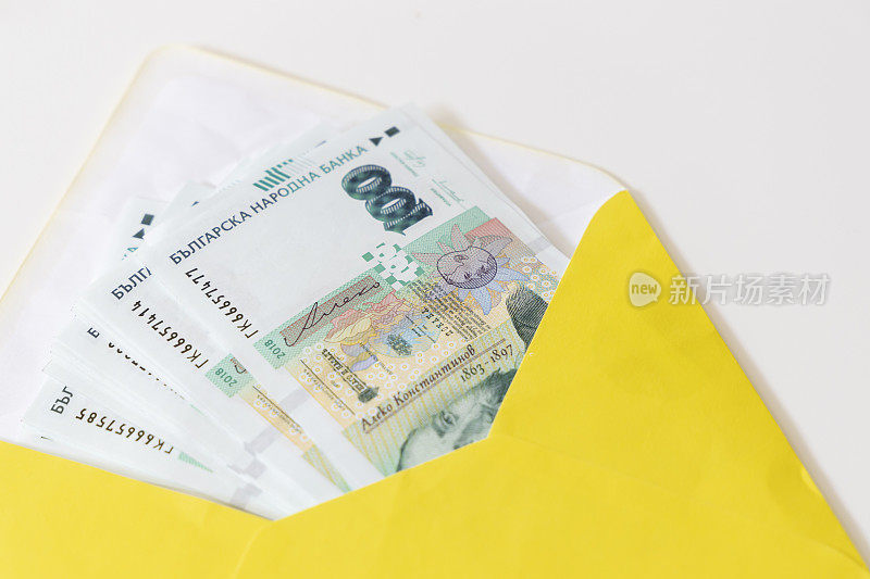 装在黄色信封里的保加利亚100里亚尔钞票