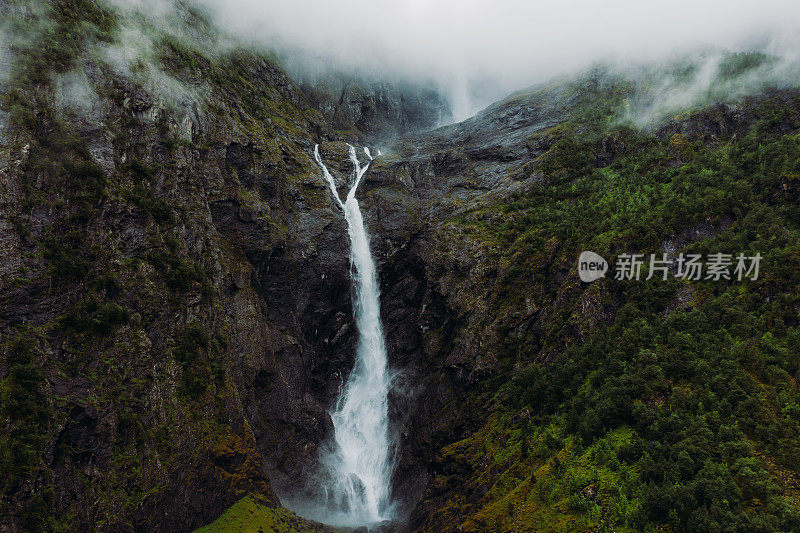 航拍的Mardalsfossen瀑布在风景秀丽的绿色山谷在挪威