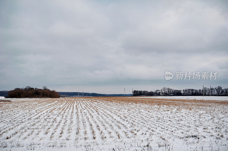 冬天乌云下，白雪覆盖的田野