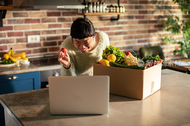 年轻的日本食品营养学家通过视频电话与她的客户交谈