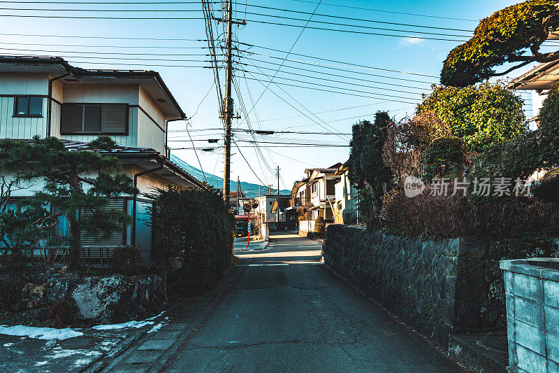 从日本乡村小镇眺望