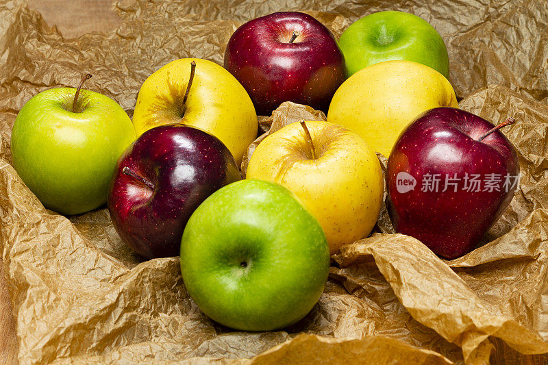 棕色包装纸上的一组有机健康苹果