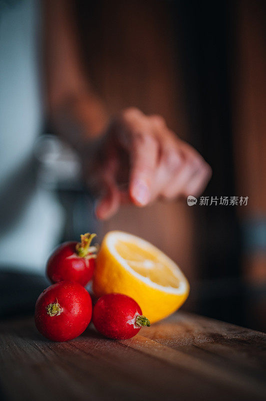 新鲜的萝卜和半个柠檬