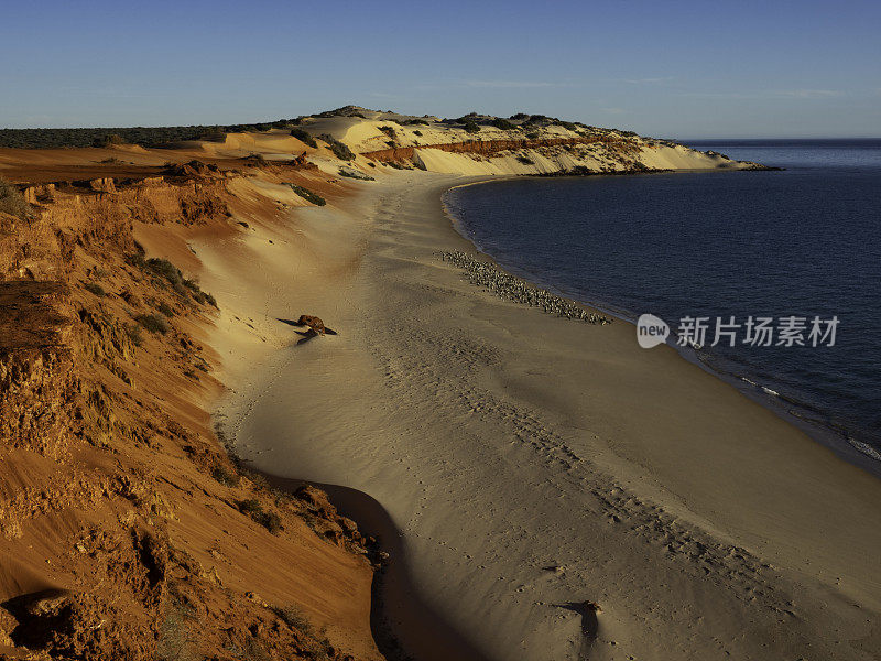 日落时遥远的海滩