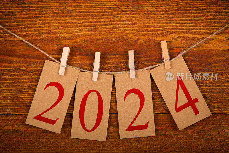 新的一年2024概念剪纸卡片上的木材背景