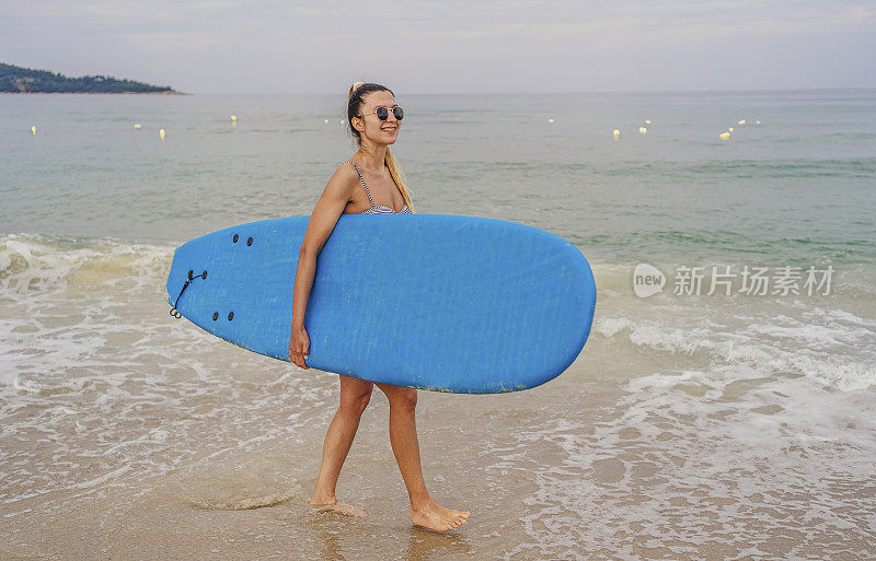 海滩上的女冲浪者