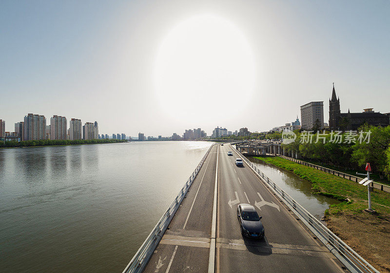 大都市河边的高速公路