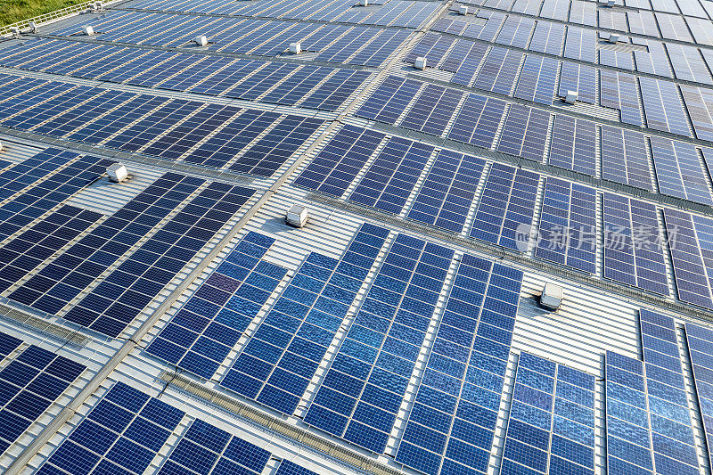 厂房内安装的太阳能板鸟瞰图