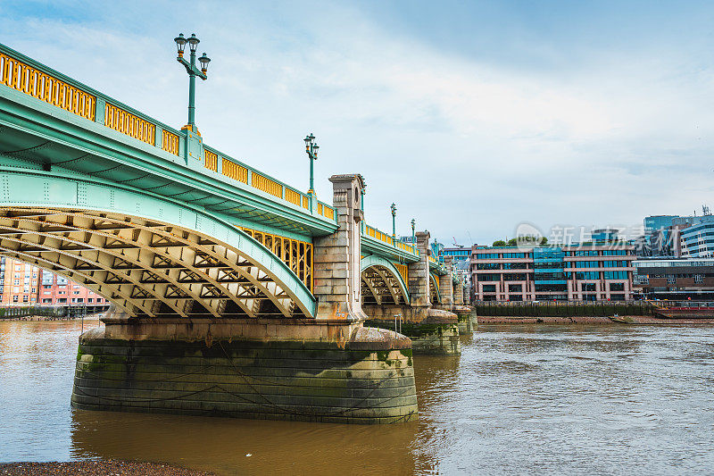 南华克大桥和泰晤士河在伦敦，英国