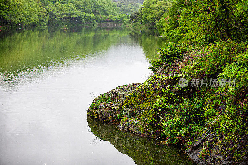 湖边