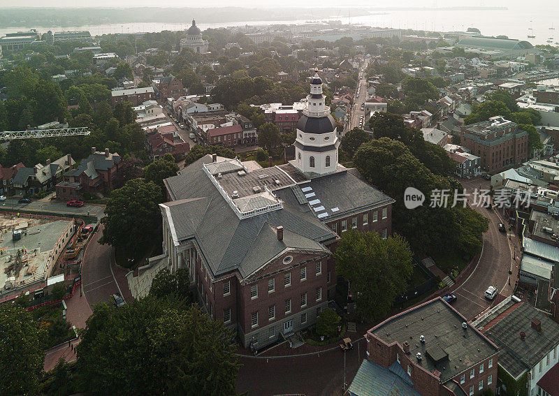 马里兰州安纳波利斯市中心的政府大厦，烟雾缭绕，背对着河景。鸟瞰图