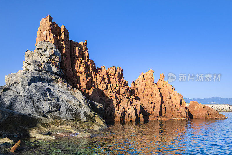 阿尔巴塔克斯的红岩，位于意大利撒丁岛东海岸的一个沿海村庄