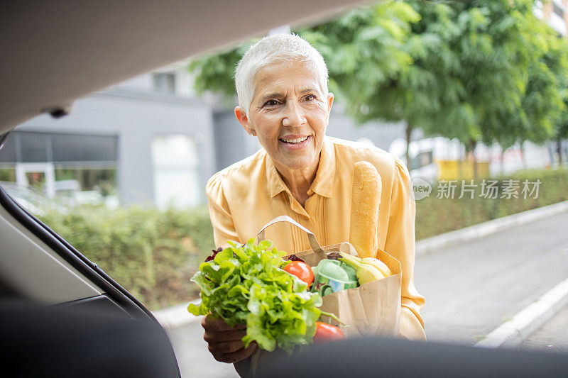 一位女士正在购物归来