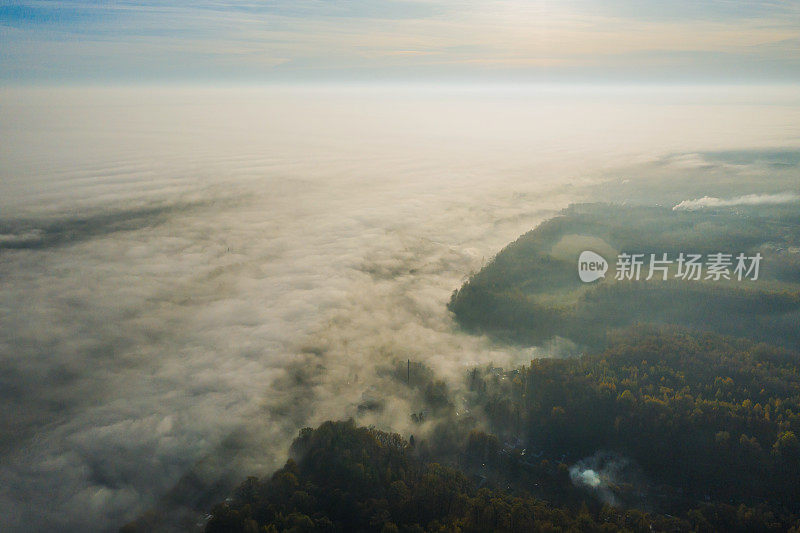 晨雾鸟瞰图。秋季风景无人机摄影。十月。保护自然。黎明