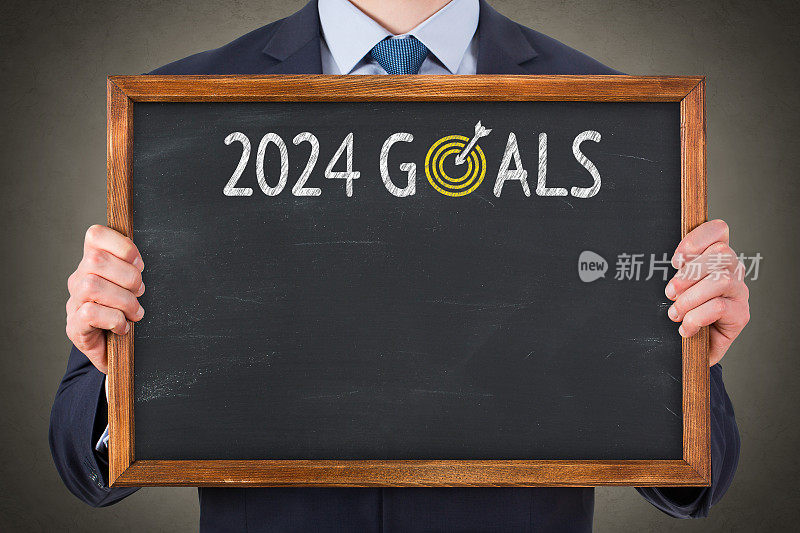 黑板背景上的2024年新年目标