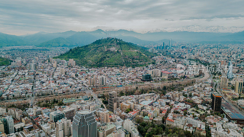 丘陵城市公园在城市的中心，一些安第斯山脉的背景