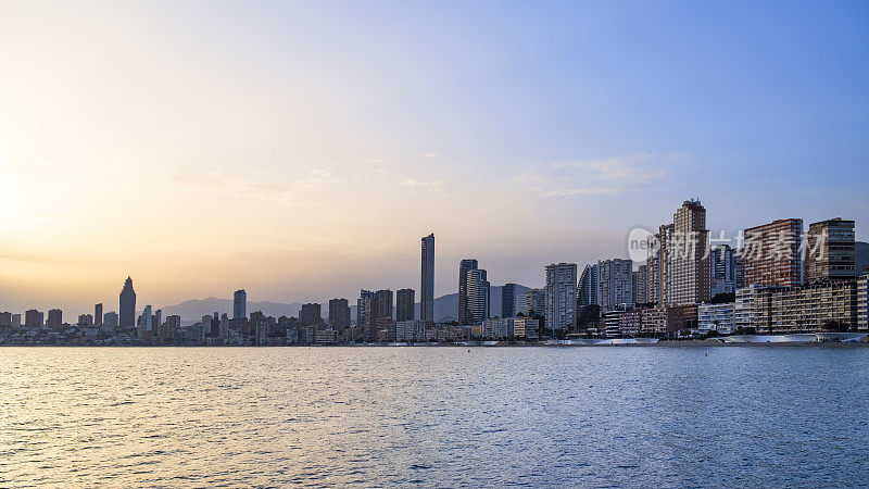 贝尼多姆海滨的摩天大楼，西班牙科斯塔布兰卡的一个旅游目的地