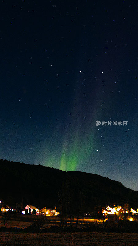 挪威乡村山区上空的强北极光