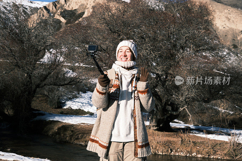 成熟的女游客走在冬山河畔