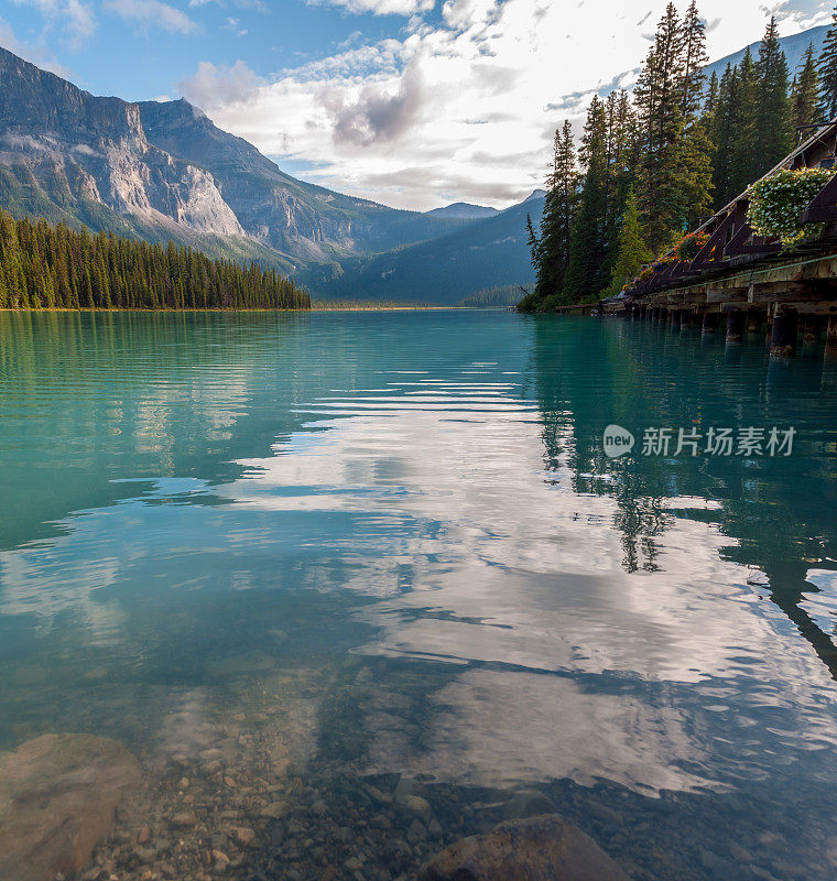 加拿大落基山脉的翡翠湖