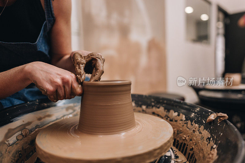 一位妇女制作陶瓷工艺品的特写