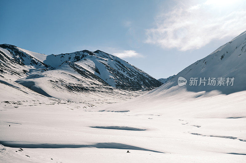 图尔根-阿克苏山谷(南天山)冬季景观