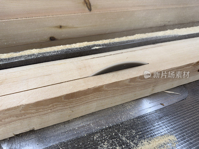 木匠在他的车间里为家具切割木板。木匠的圆锯。