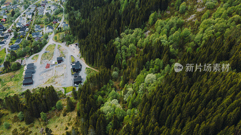 现代北欧建筑鸟瞰图由挪威的山林