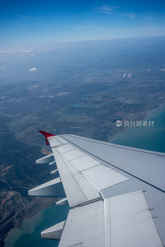 乘客视点飞机海陆空机翼为背景垂直飞行