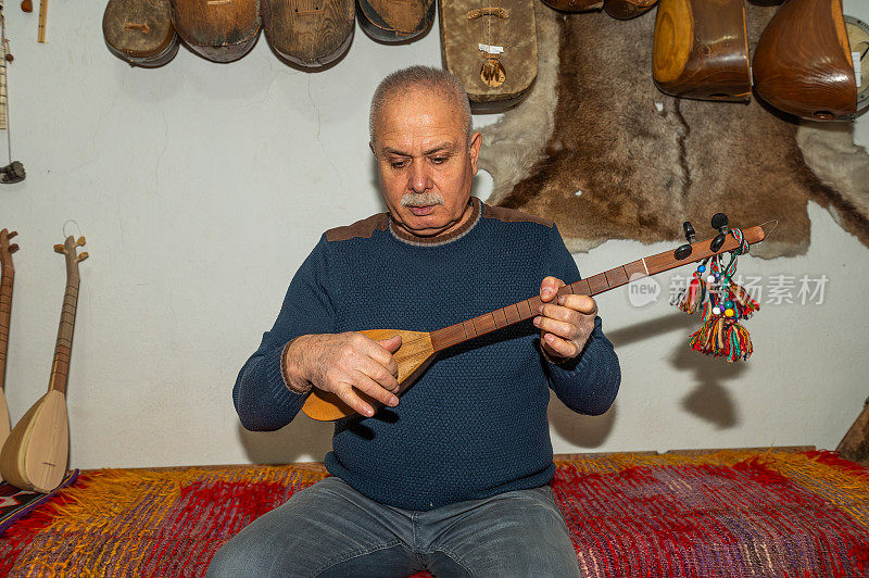 一名男子正在演奏土耳其传统乐器Cura。