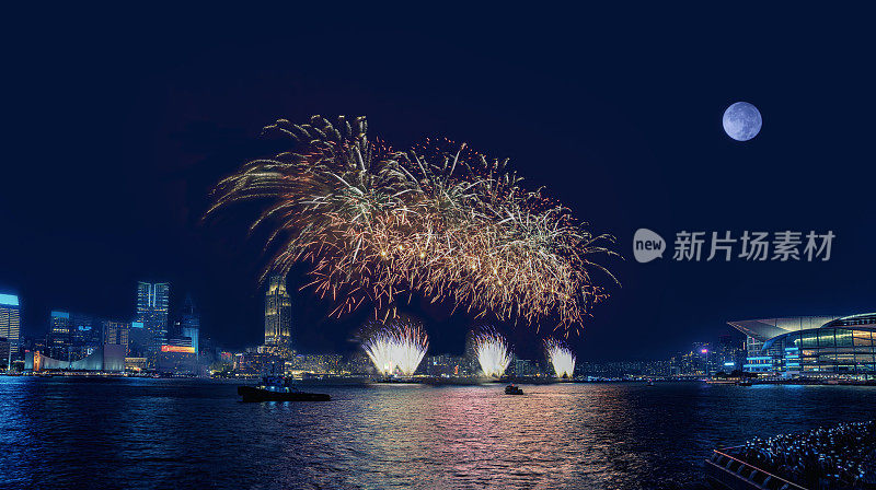 月明之夜，香港维多利亚港的烟花表演。