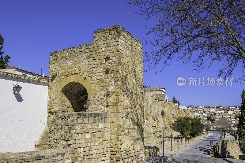 位于Úbeda的圣卢西亚门，通往中世纪城市的古老大门(西班牙安达卢西亚)