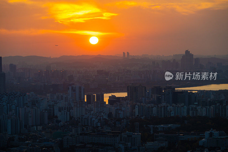 日落时韩国首尔的天际线